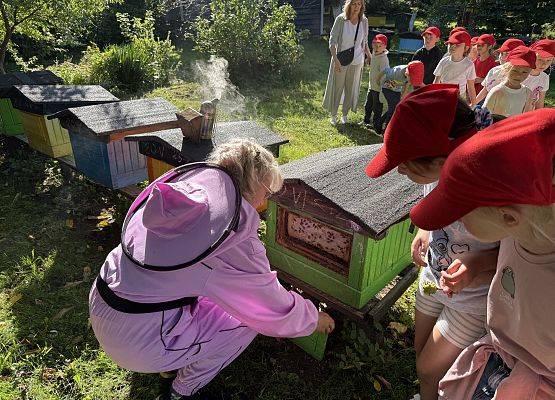 Grafika 14: 12.09.2025 Wizyta w pasiece P. Elżbiety Łukawskiej w Wicku – słodka przygoda naszych przedszkolaków!