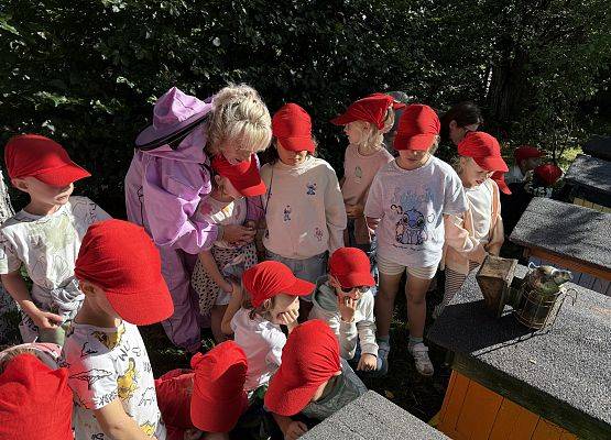 Grafika 26: 12.09.2025 Wizyta w pasiece P. Elżbiety Łukawskiej w Wicku – słodka przygoda naszych przedszkolaków!