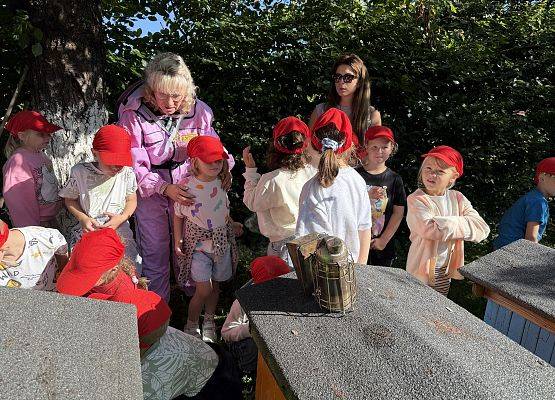 Grafika 27: 12.09.2025 Wizyta w pasiece P. Elżbiety Łukawskiej w Wicku – słodka przygoda naszych przedszkolaków!