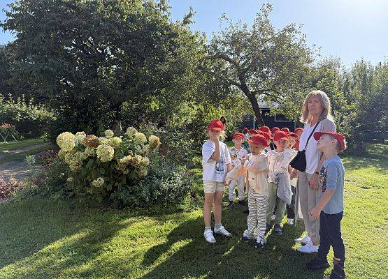 Grafika 28: 12.09.2025 Wizyta w pasiece P. Elżbiety Łukawskiej w Wicku – słodka przygoda naszych przedszkolaków!