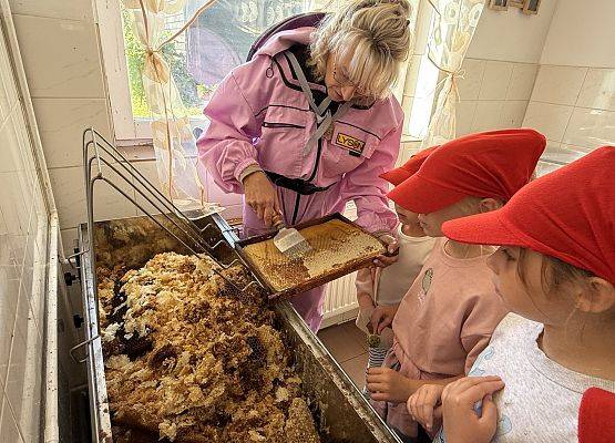 Grafika 36: 12.09.2025 Wizyta w pasiece P. Elżbiety Łukawskiej w Wicku – słodka przygoda naszych przedszkolaków!