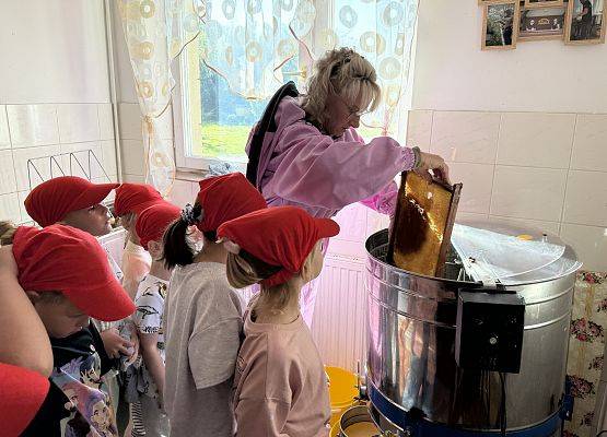 Grafika 37: 12.09.2025 Wizyta w pasiece P. Elżbiety Łukawskiej w Wicku – słodka przygoda naszych przedszkolaków!