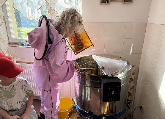 Grafika 39: 12.09.2025 Wizyta w pasiece P. Elżbiety Łukawskiej w Wicku – słodka przygoda naszych przedszkolaków!