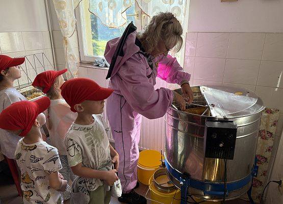 Grafika 40: 12.09.2025 Wizyta w pasiece P. Elżbiety Łukawskiej w Wicku – słodka przygoda naszych przedszkolaków!