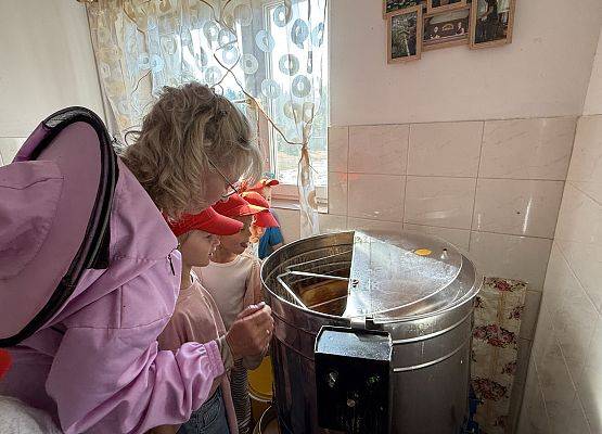 Grafika 43: 12.09.2025 Wizyta w pasiece P. Elżbiety Łukawskiej w Wicku – słodka przygoda naszych przedszkolaków!