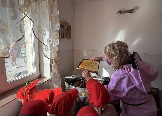 Grafika 46: 12.09.2025 Wizyta w pasiece P. Elżbiety Łukawskiej w Wicku – słodka przygoda naszych przedszkolaków!