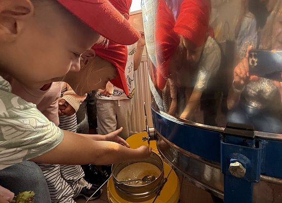 Grafika 48: 12.09.2025 Wizyta w pasiece P. Elżbiety Łukawskiej w Wicku – słodka przygoda naszych przedszkolaków!