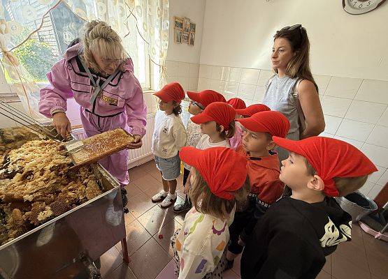 Grafika 54: 12.09.2025 Wizyta w pasiece P. Elżbiety Łukawskiej w Wicku – słodka przygoda naszych przedszkolaków!