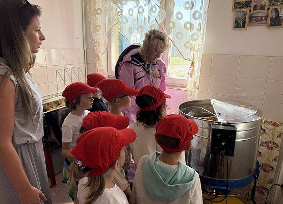 Grafika 56: 12.09.2025 Wizyta w pasiece P. Elżbiety Łukawskiej w Wicku – słodka przygoda naszych przedszkolaków!