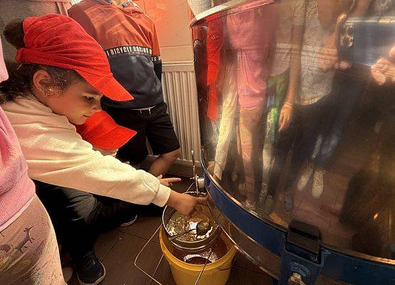 Grafika 61: 12.09.2025 Wizyta w pasiece P. Elżbiety Łukawskiej w Wicku – słodka przygoda naszych przedszkolaków!