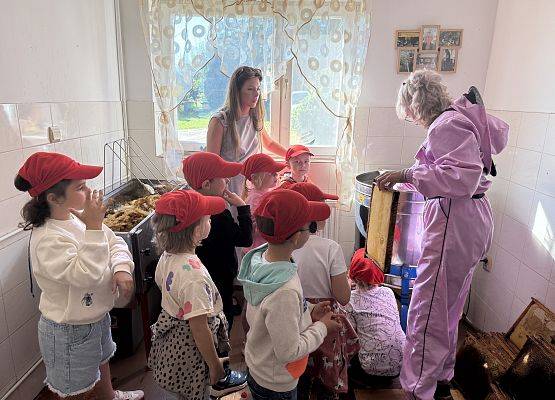 Grafika 62: 12.09.2025 Wizyta w pasiece P. Elżbiety Łukawskiej w Wicku – słodka przygoda naszych przedszkolaków!