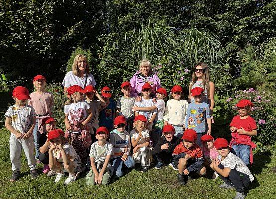 Grafika 63: 12.09.2025 Wizyta w pasiece P. Elżbiety Łukawskiej w Wicku – słodka przygoda naszych przedszkolaków!