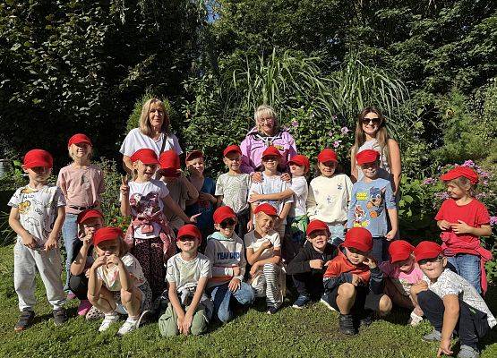 Grafika 64: 12.09.2025 Wizyta w pasiece P. Elżbiety Łukawskiej w Wicku – słodka przygoda naszych przedszkolaków!