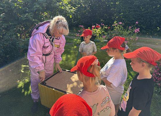 Grafika 65: 12.09.2025 Wizyta w pasiece P. Elżbiety Łukawskiej w Wicku – słodka przygoda naszych przedszkolaków!
