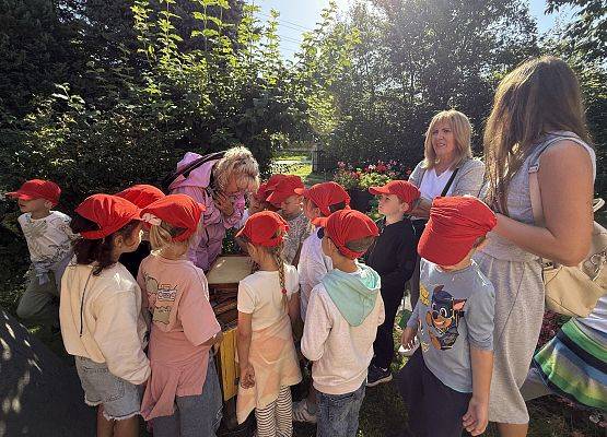 Grafika 72: 12.09.2025 Wizyta w pasiece P. Elżbiety Łukawskiej w Wicku – słodka przygoda naszych przedszkolaków!