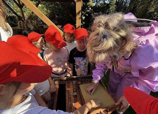 Grafika 75: 12.09.2025 Wizyta w pasiece P. Elżbiety Łukawskiej w Wicku – słodka przygoda naszych przedszkolaków!