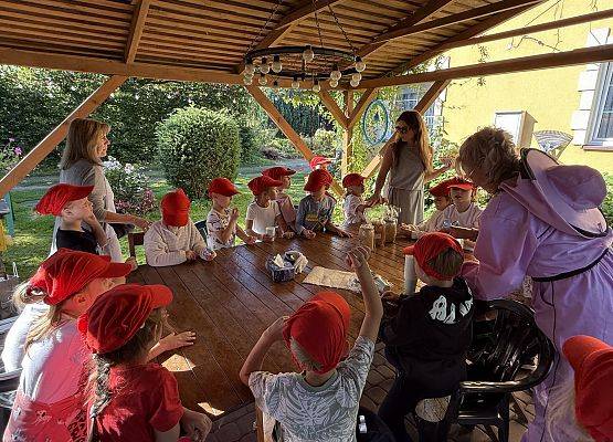 Grafika 77: 12.09.2025 Wizyta w pasiece P. Elżbiety Łukawskiej w Wicku – słodka przygoda naszych przedszkolaków!