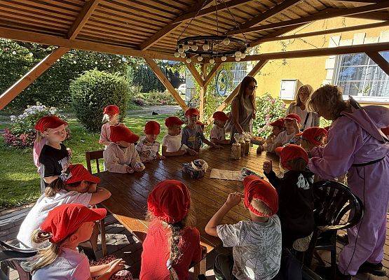 Grafika 78: 12.09.2025 Wizyta w pasiece P. Elżbiety Łukawskiej w Wicku – słodka przygoda naszych przedszkolaków!