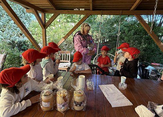 Grafika 79: 12.09.2025 Wizyta w pasiece P. Elżbiety Łukawskiej w Wicku – słodka przygoda naszych przedszkolaków!