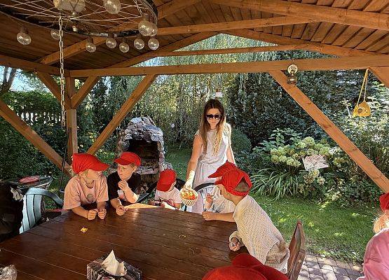 Grafika 80: 12.09.2025 Wizyta w pasiece P. Elżbiety Łukawskiej w Wicku – słodka przygoda naszych przedszkolaków!