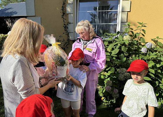 Grafika 82: 12.09.2025 Wizyta w pasiece P. Elżbiety Łukawskiej w Wicku – słodka przygoda naszych przedszkolaków!