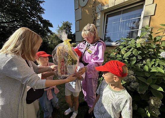 Grafika 83: 12.09.2025 Wizyta w pasiece P. Elżbiety Łukawskiej w Wicku – słodka przygoda naszych przedszkolaków!