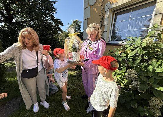 Grafika 84: 12.09.2025 Wizyta w pasiece P. Elżbiety Łukawskiej w Wicku – słodka przygoda naszych przedszkolaków!