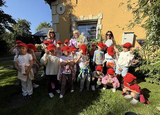 Grafika 85: 12.09.2025 Wizyta w pasiece P. Elżbiety Łukawskiej w Wicku – słodka przygoda naszych przedszkolaków!