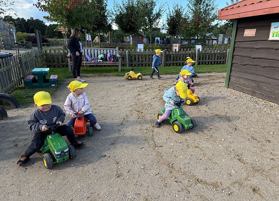 Grafika 78: 24.09.2025 Wycieczka na Farmę Alexa gr I