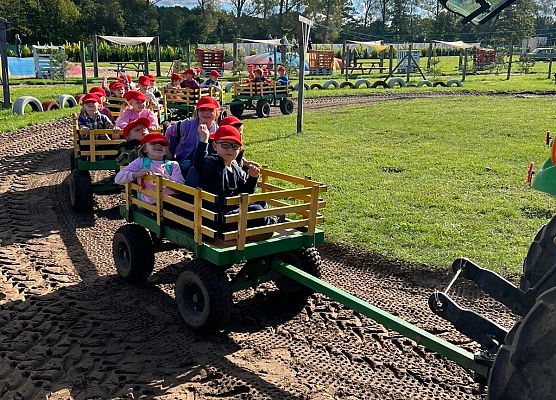 Grafika 100: 24.09.2025 Wycieczka na Farmę Alexa gr III