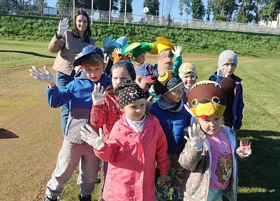 Udział przedszkolaków w akcji „Sprzątanie świata" grafika