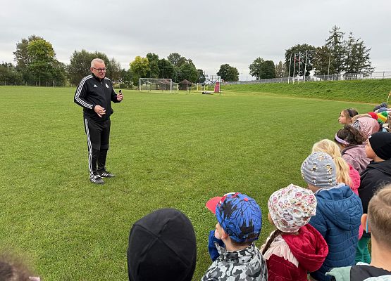 Grafika 10: 30.09.2025 Sportowe emocje na stadionie w Charbrowie!
