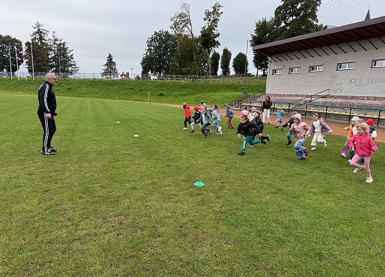 Grafika 32: 30.09.2025 Sportowe emocje na stadionie w Charbrowie!