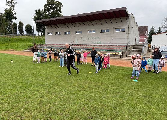 Grafika 40: 30.09.2025 Sportowe emocje na stadionie w Charbrowie!