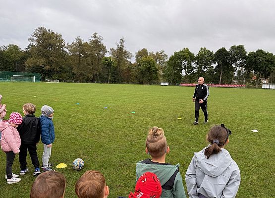 Grafika 54: 30.09.2025 Sportowe emocje na stadionie w Charbrowie!