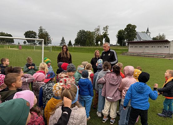 Grafika 75: 30.09.2025 Sportowe emocje na stadionie w Charbrowie!