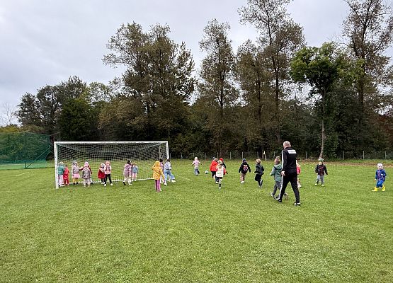 Grafika 79: 30.09.2025 Sportowe emocje na stadionie w Charbrowie!