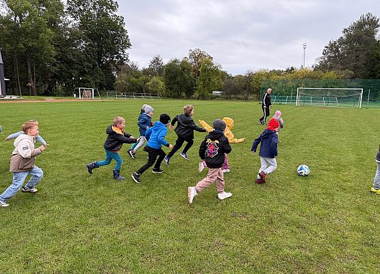 Grafika 94: 30.09.2025 Sportowe emocje na stadionie w Charbrowie!