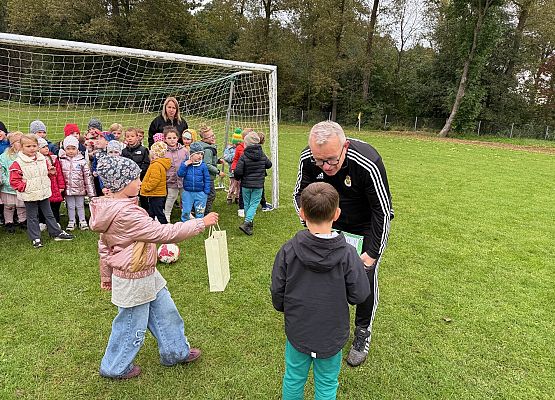 Grafika 98: 30.09.2025 Sportowe emocje na stadionie w Charbrowie!