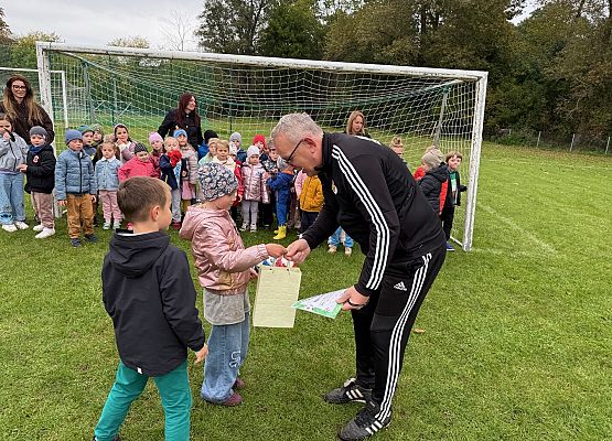 Grafika 99: 30.09.2025 Sportowe emocje na stadionie w Charbrowie!