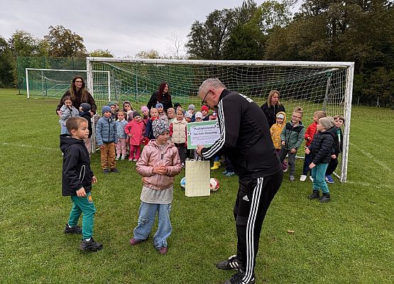 Grafika 100: 30.09.2025 Sportowe emocje na stadionie w Charbrowie!