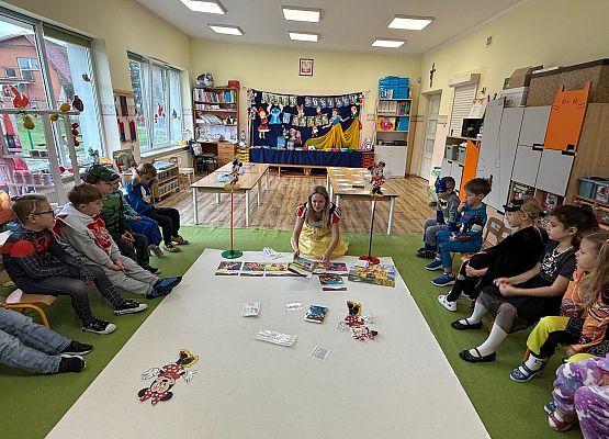 Grafika 9: 05.11.2025 Dzień Postaci z Bajek gr III