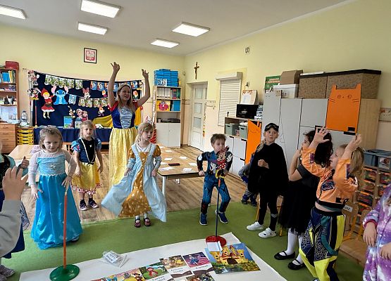 Grafika 14: 05.11.2025 Dzień Postaci z Bajek gr III