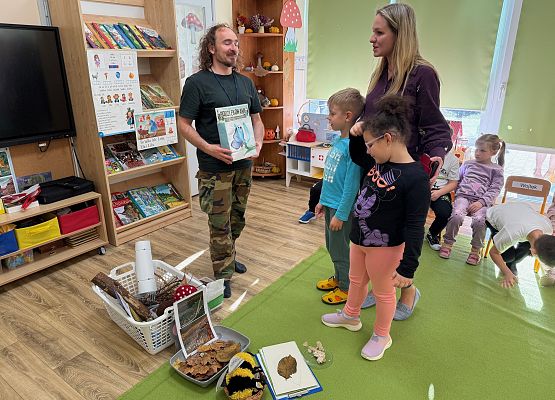 Grafika 72: 06.11.2025 Zajęcia Edukacyjne nt."Przygotowanie zwierząt do zimy"