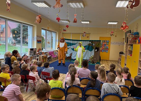 Grafika 28: 20.11.2025 Przedstawienie pt. "Dzień w którym Felek zgubił uśmiech"