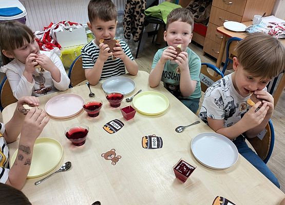 Grafika 15: 25.11.2025  Dzień Pluszowego Misia w naszym przedszkolu