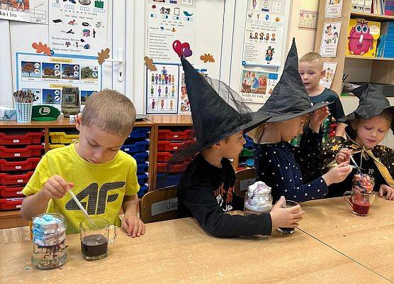 Grafika 54: 28.11.2025 Andrzejki w naszym przedszkolu