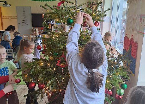 Grafika 3: 04.12.2025 Wspólne ubieranie choinki!