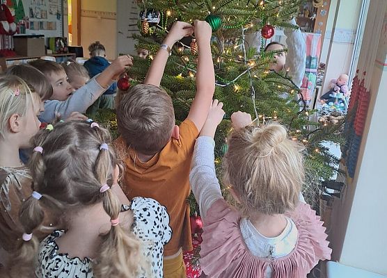 Grafika 1: 04.12.2025 Wspólne ubieranie choinki!