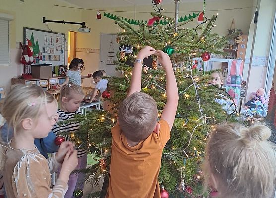 Grafika 8: 04.12.2025 Wspólne ubieranie choinki!